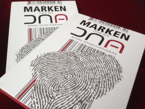 Buchumschlag perspektivisch – Manfred Enzlmüllers Marken sind die DNA eines Unternehmens