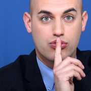Geheimhaltung - Gesicht mit Finger vor schweigendem Mund