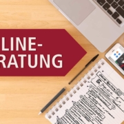 Schreibtisch mit Beschriftung Online-Beratung, Checkliste Laptop und Stifte