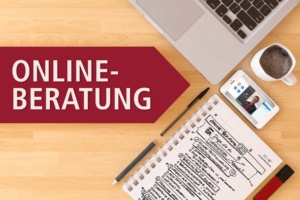 Schreibtisch mit Beschriftung Online-Beratung, Checkliste Laptop und Stifte