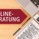 Schreibtisch mit Beschriftung Online-Beratung, Checkliste Laptop und Stifte