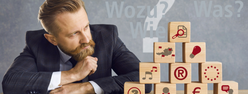 Unternehmer vor Pyramide aus Fragen zu Markenschutz