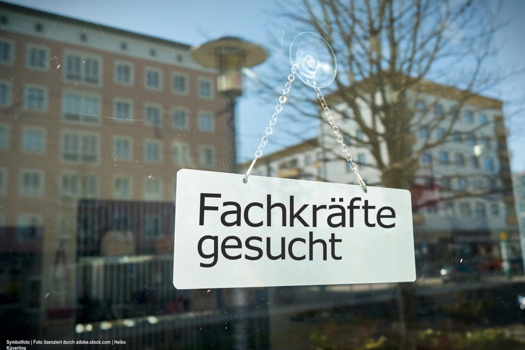 Schild an einem Schaufenster mit der Aufschrift Fachkräfte gesu